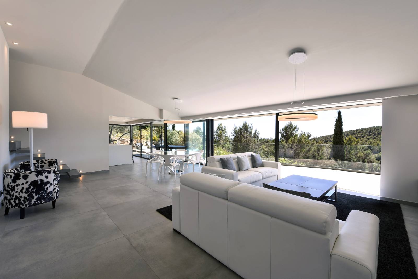 Villa C. Rénovation d'une maison dans un style design, avec toit plat et piscine, sur les hauts de Bandol var