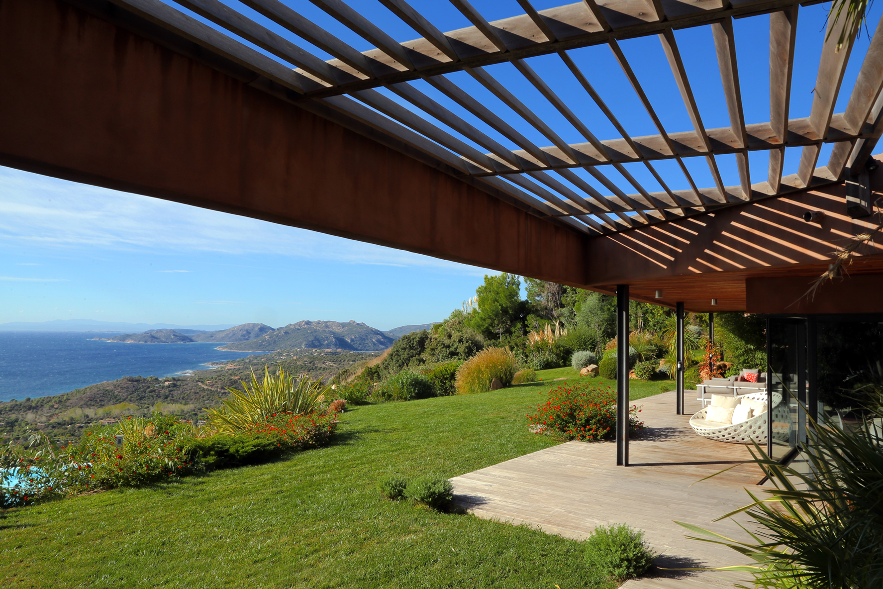 Villa F. Construction d’une villa d'architecte sur les hauteurs de Porto-Vecchio en Corse