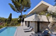 Atelier Architecte Jean Gouzy -  Architecte pour construction d'une villa moderne de plain-pied avec piscine et design contemporain adapté aux terrains en pente à Porto-Vecchio en Corse